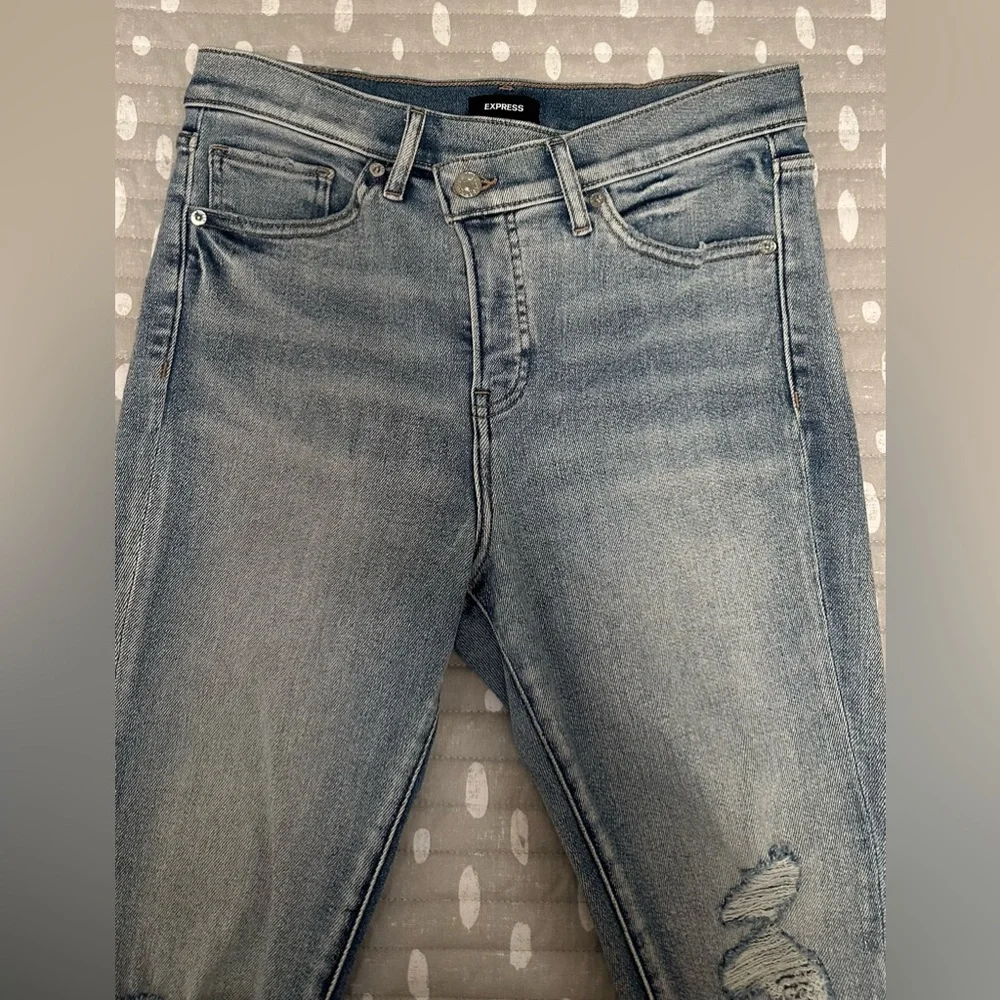 High Waisted Crossover Waistband
Ripped Skinny Jeans - Picture 2 of 6